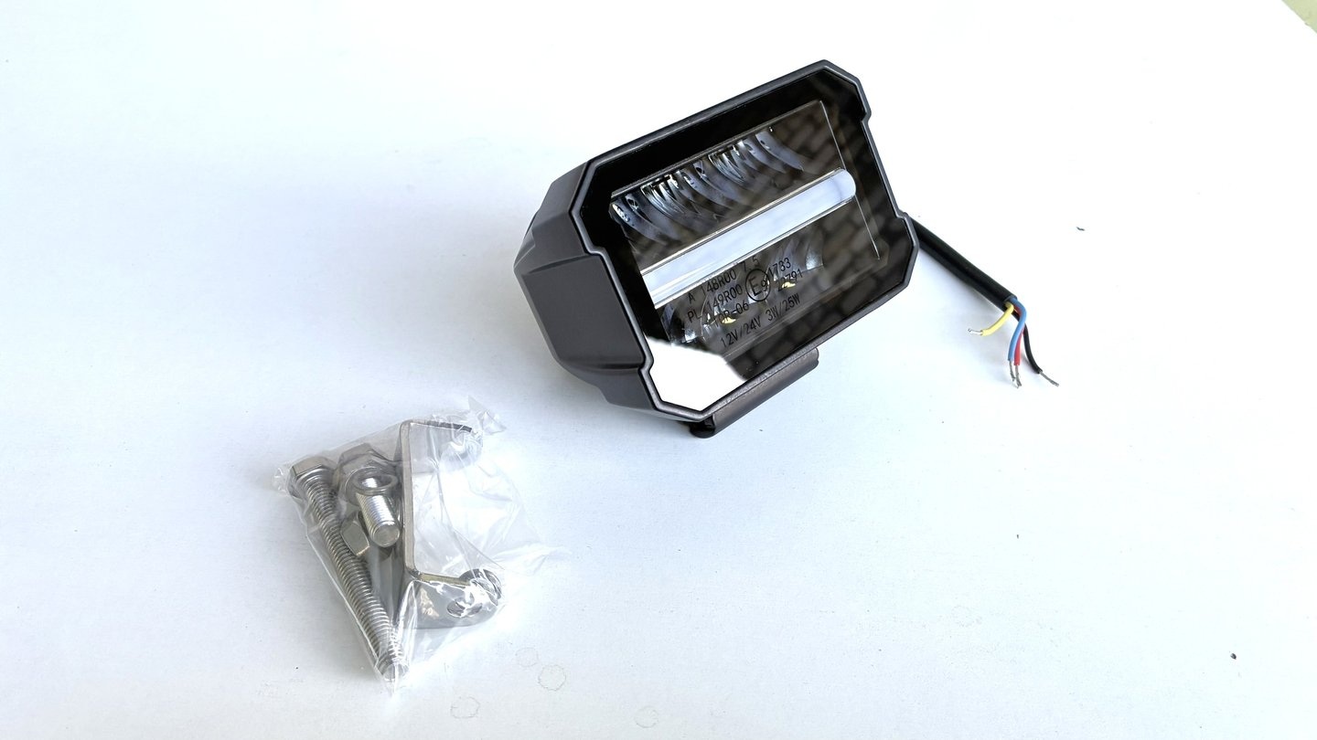 Compact LED Driving Light – 25W + 3W Position Light