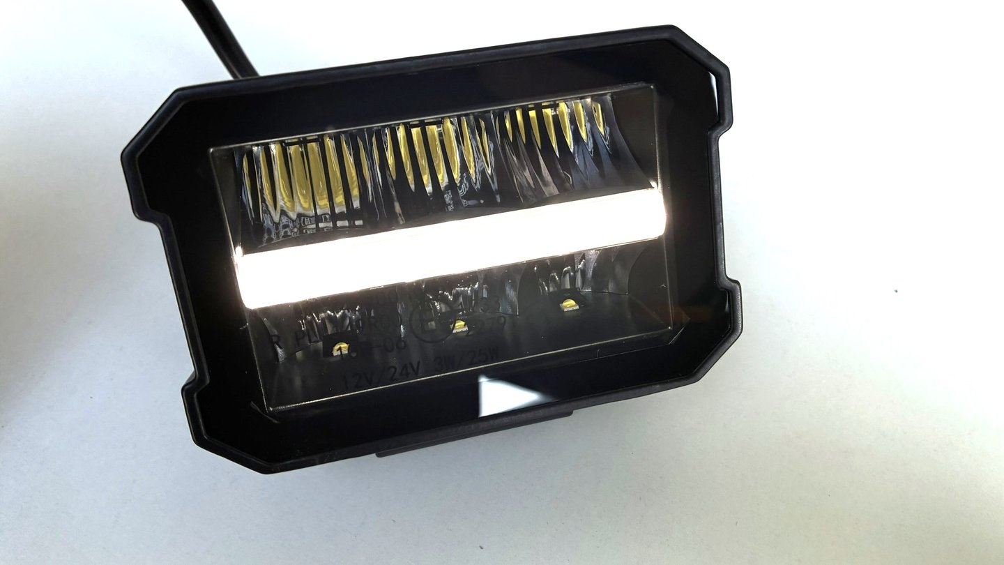 Compact LED Driving Light – 25W + 3W Position Light - Image 3