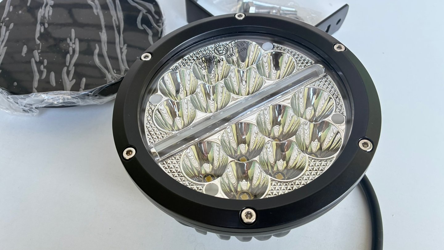 6-Inch LED Driving Light – 45W + 4W Position Light